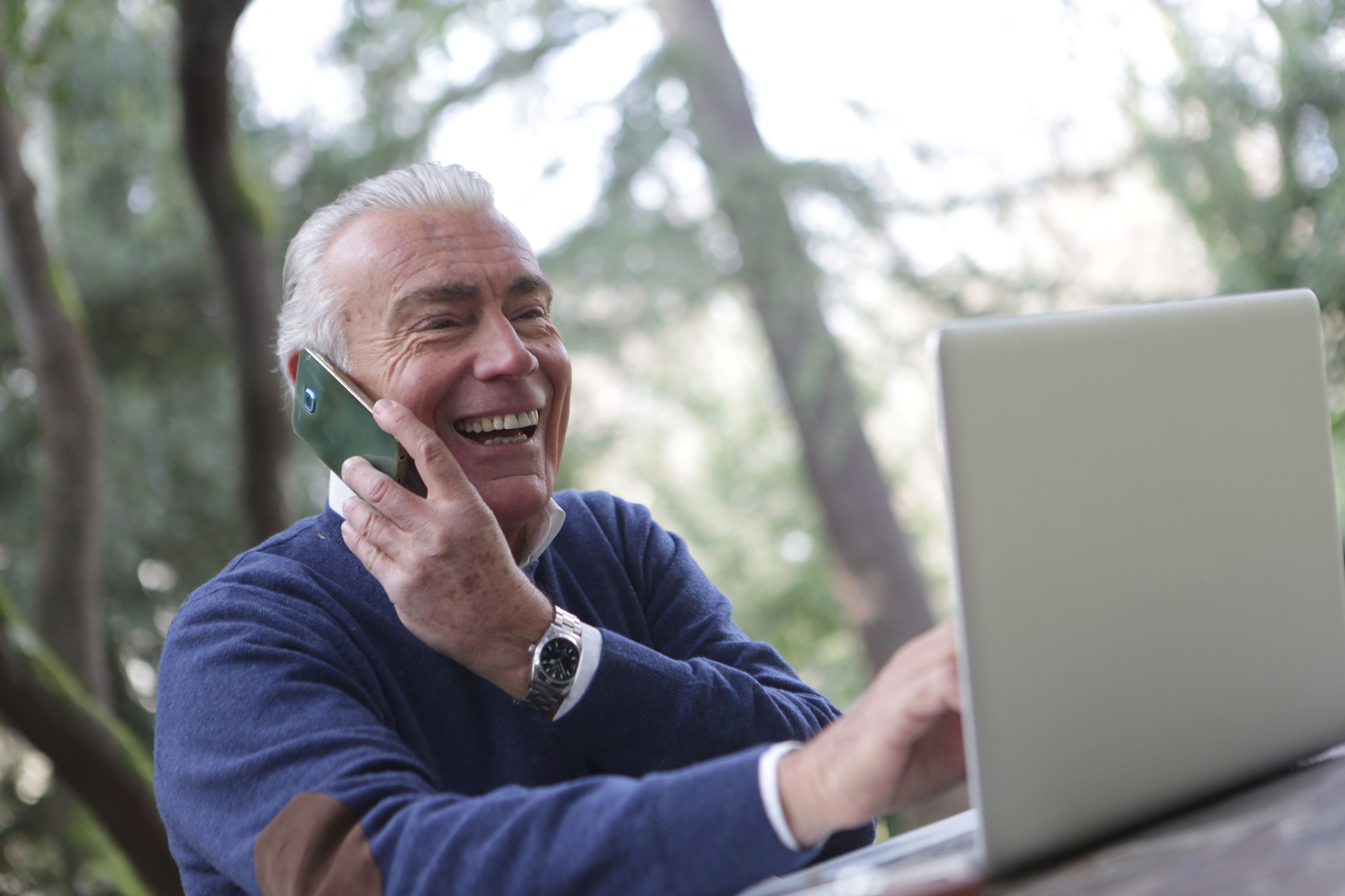Entspanntes Telefongespräch am Laptop
